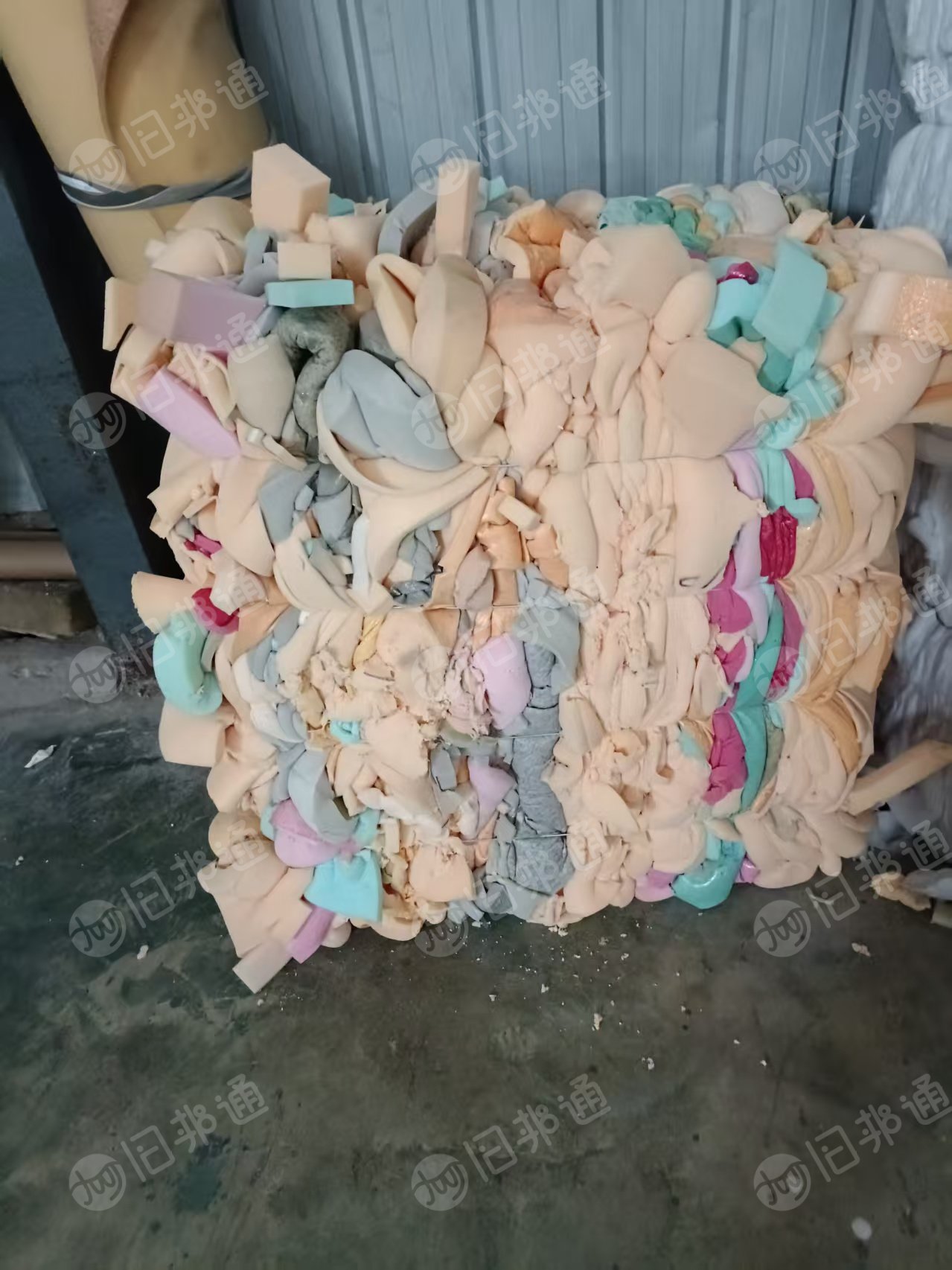 长期出售家具厂下来的海绵边角料，废海绵，带皮的占10%左右，现货有50多吨，货在江苏宿迁