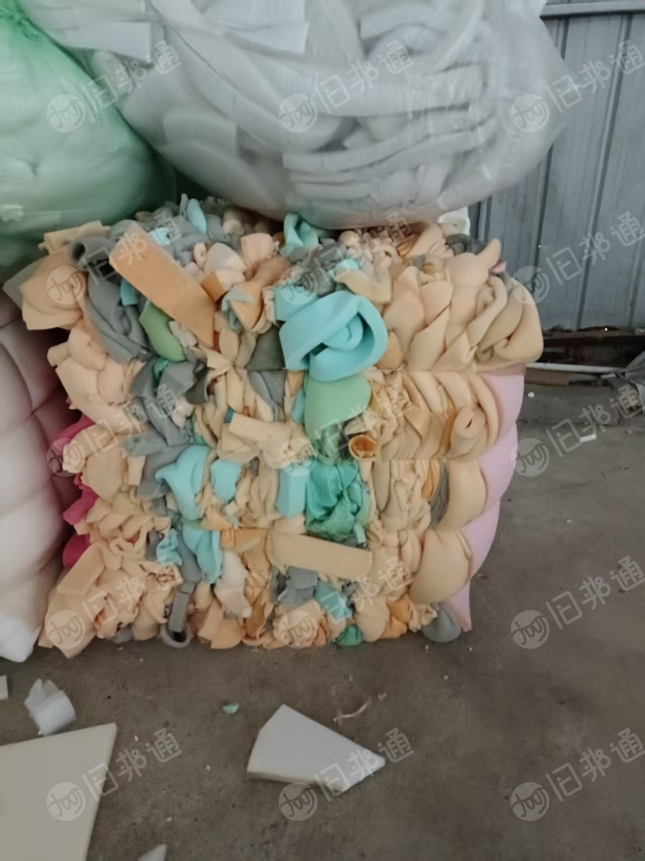 长期出售家具厂下来的海绵边角料，废海绵，带皮的占10%左右，现货有50多吨，货在江苏宿迁