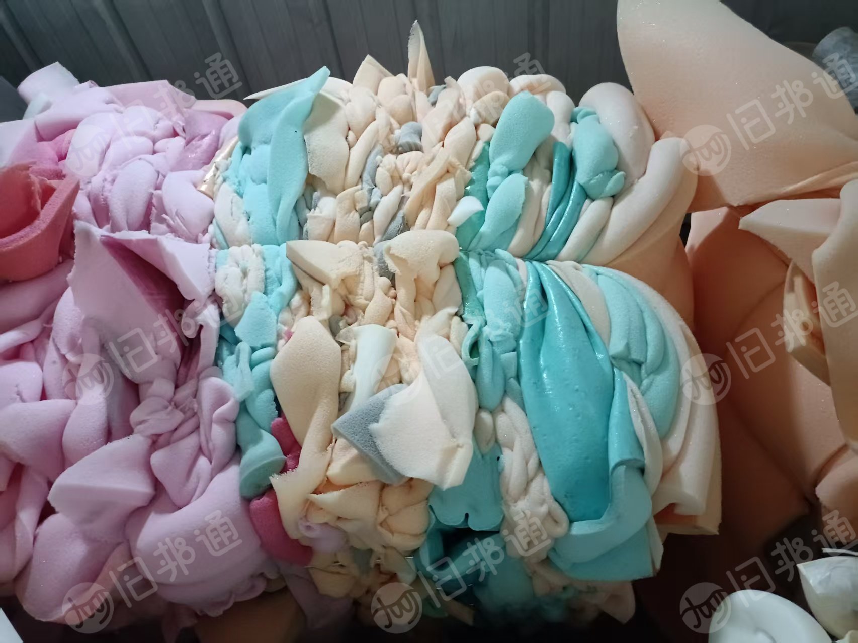 长期出售家具厂下来的海绵边角料，废海绵，带皮的占10%左右，现货有50多吨，货在江苏宿迁