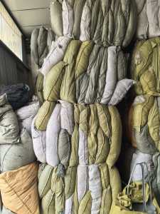 长期出售做地毯下来的废线，有涤纶、丙纶、尼龙混一起，可做开花，现货7吨左右，货在山东滨州。