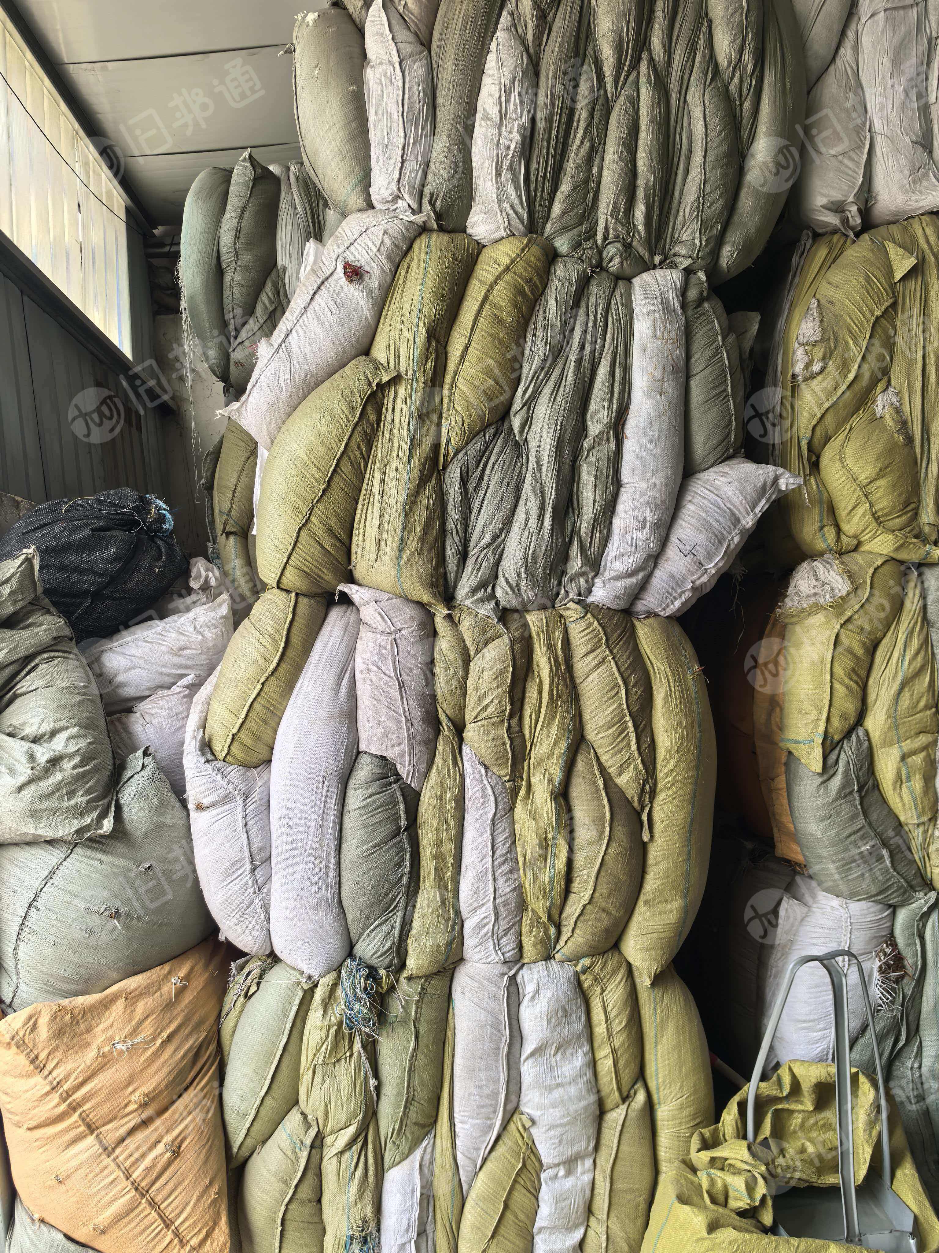 长期出售做地毯下来的废线，有涤纶、丙纶、尼龙混一起，可做开花，现货7吨左右，货在山东滨州。