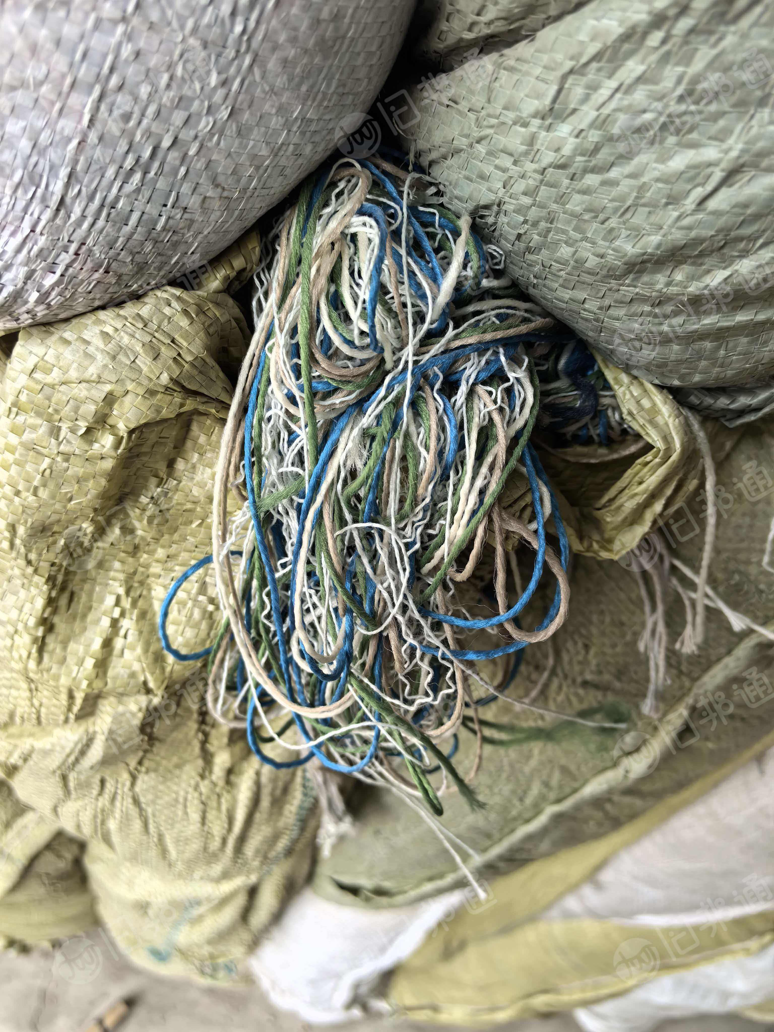 长期出售做地毯下来的废线，有涤纶、丙纶、尼龙混一起，可做开花，现货7吨左右，货在山东滨州。