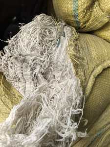 长期出售涤棉地毯下脚料，地毯废料，含棉量70左右，现货25吨左右，货在山东滨州。