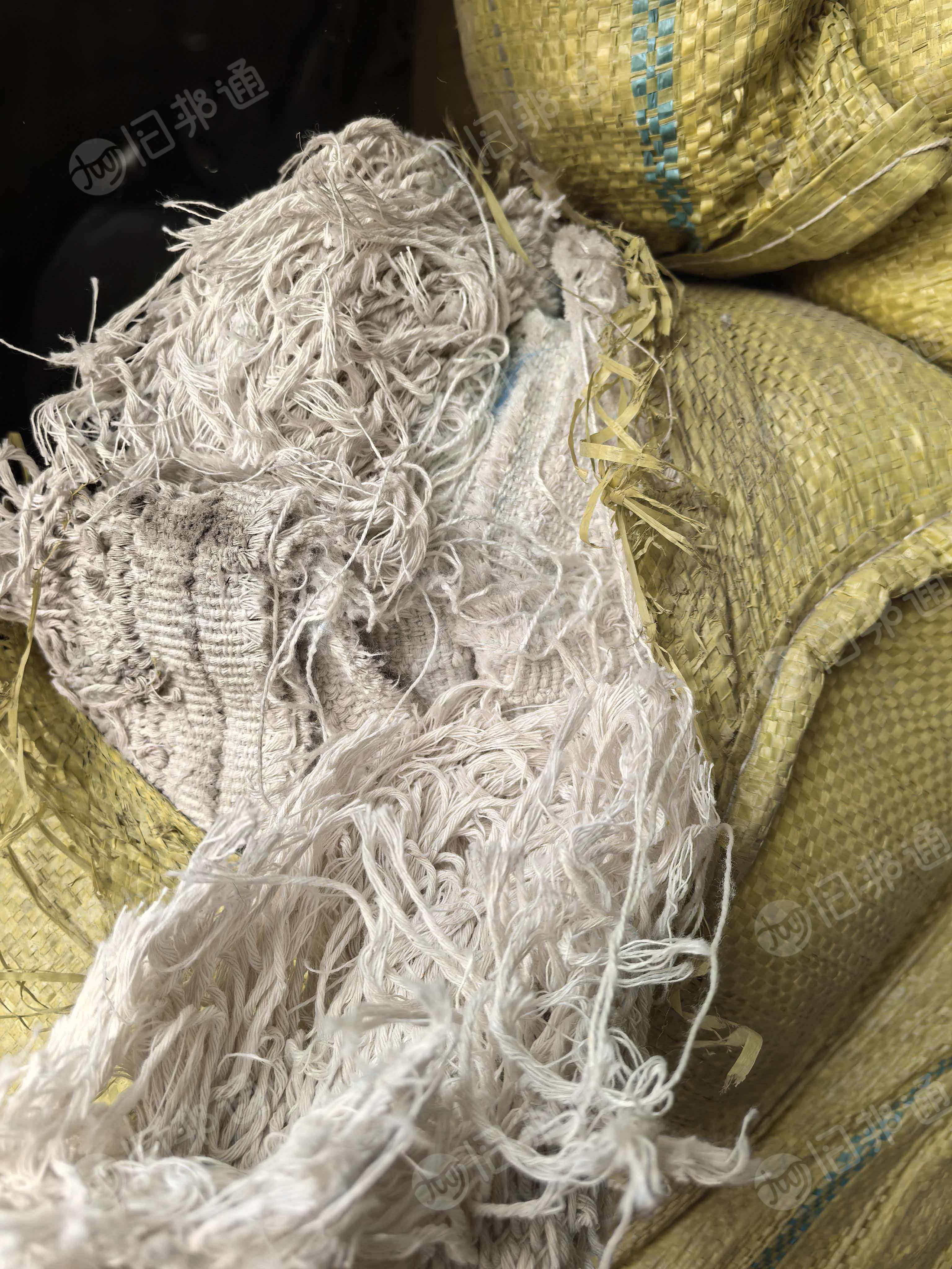 长期出售涤棉地毯下脚料，地毯废料，含棉量70左右，现货25吨左右，货在山东滨州。