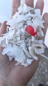 出售酱油壶破碎料，带瓶盖，未清洗甩干，现货8吨左右