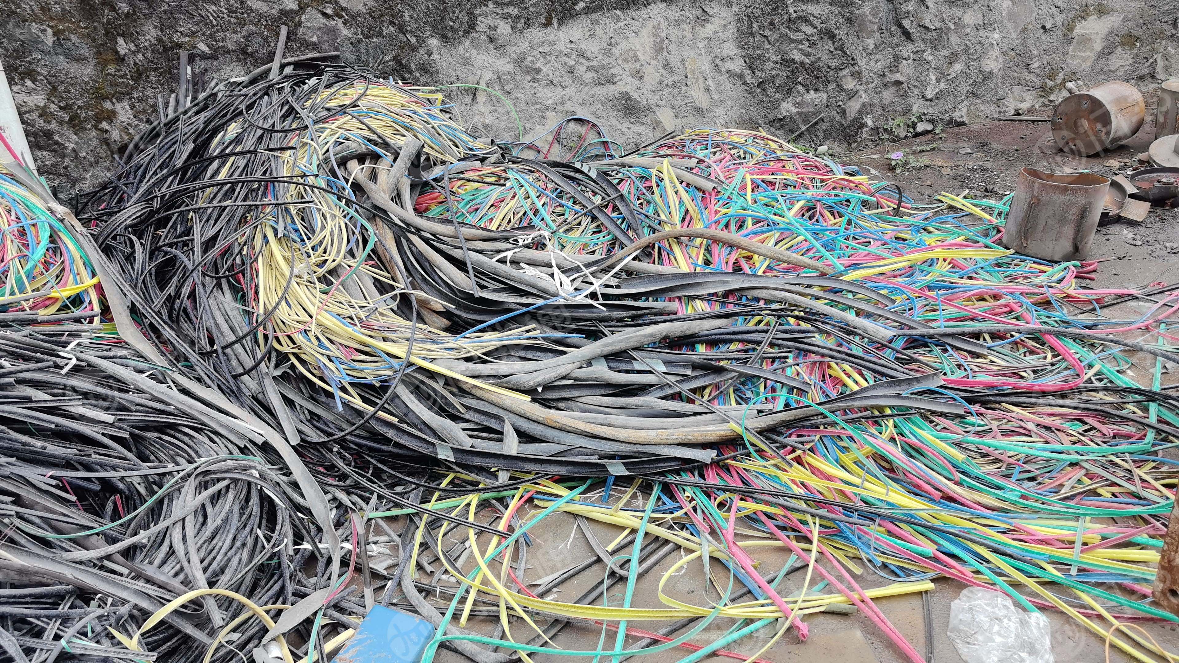 出售电缆皮毛料,PE电缆皮和PVC都有