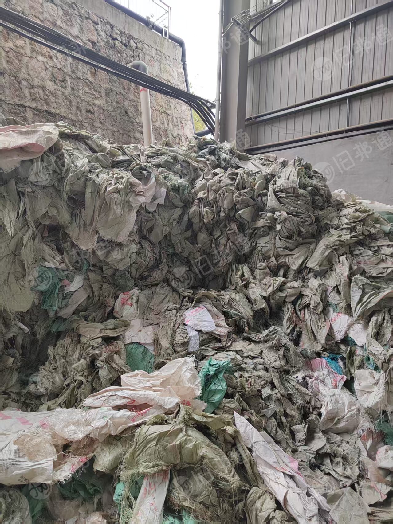 出售干造废旧编织袋废料，装玉米粉、麦麸粉、豆粕粉、石灰粉、木屑粉的混打，现货20几吨