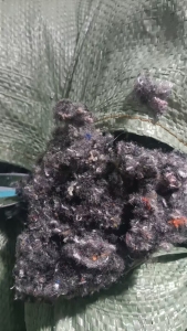 长期出售拉链两边布破碎的涤纶毛毛料，涤纶废料，月供十几吨，能造粒用