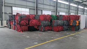 长期出售涤纶地毯下脚料，涤纶地毯，月供200吨