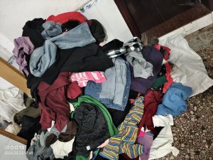 长期出售旧衣服分拣货，冬装，夏装，包包，睡衣等，冬装占比高，现货3吨左右，货在湖南长沙。