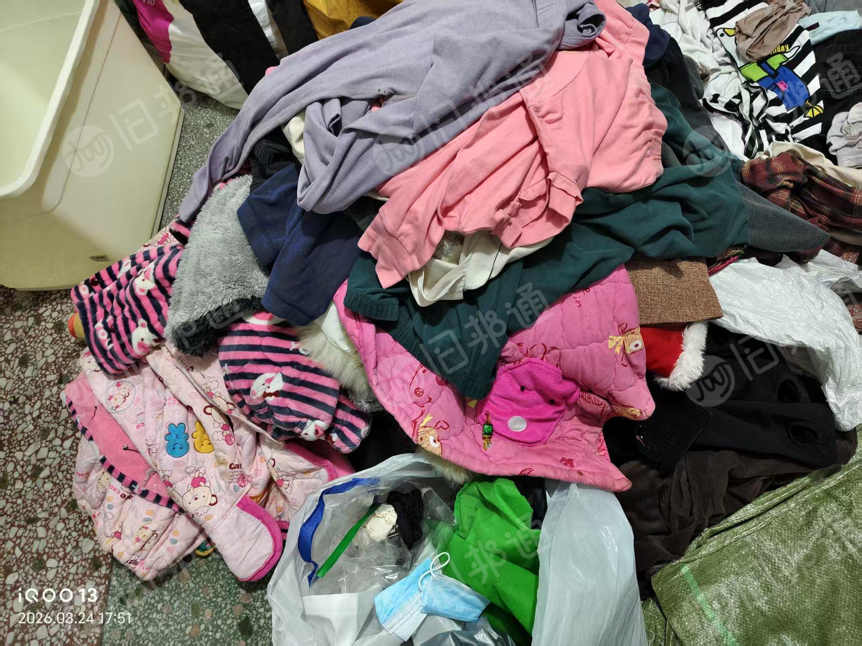 长期出售旧衣服分拣货，冬装，夏装，包包，睡衣等，冬装占比高，现货3吨左右，货在湖南长沙。