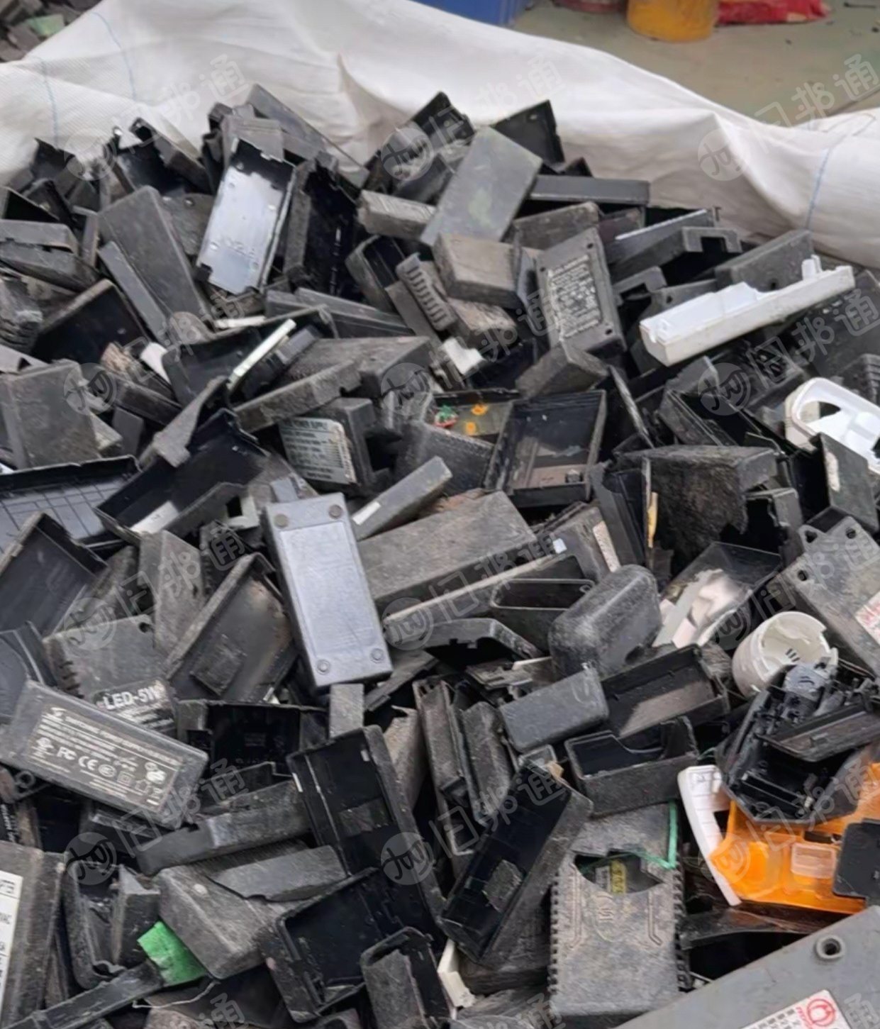 出售大充毛料，充电器外壳，合金毛料，月供20吨