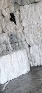 长期出售卫生厂下来的纯PP无纺布边角料，丙纶无纺布，现货有40吨，货在浙江嘉兴