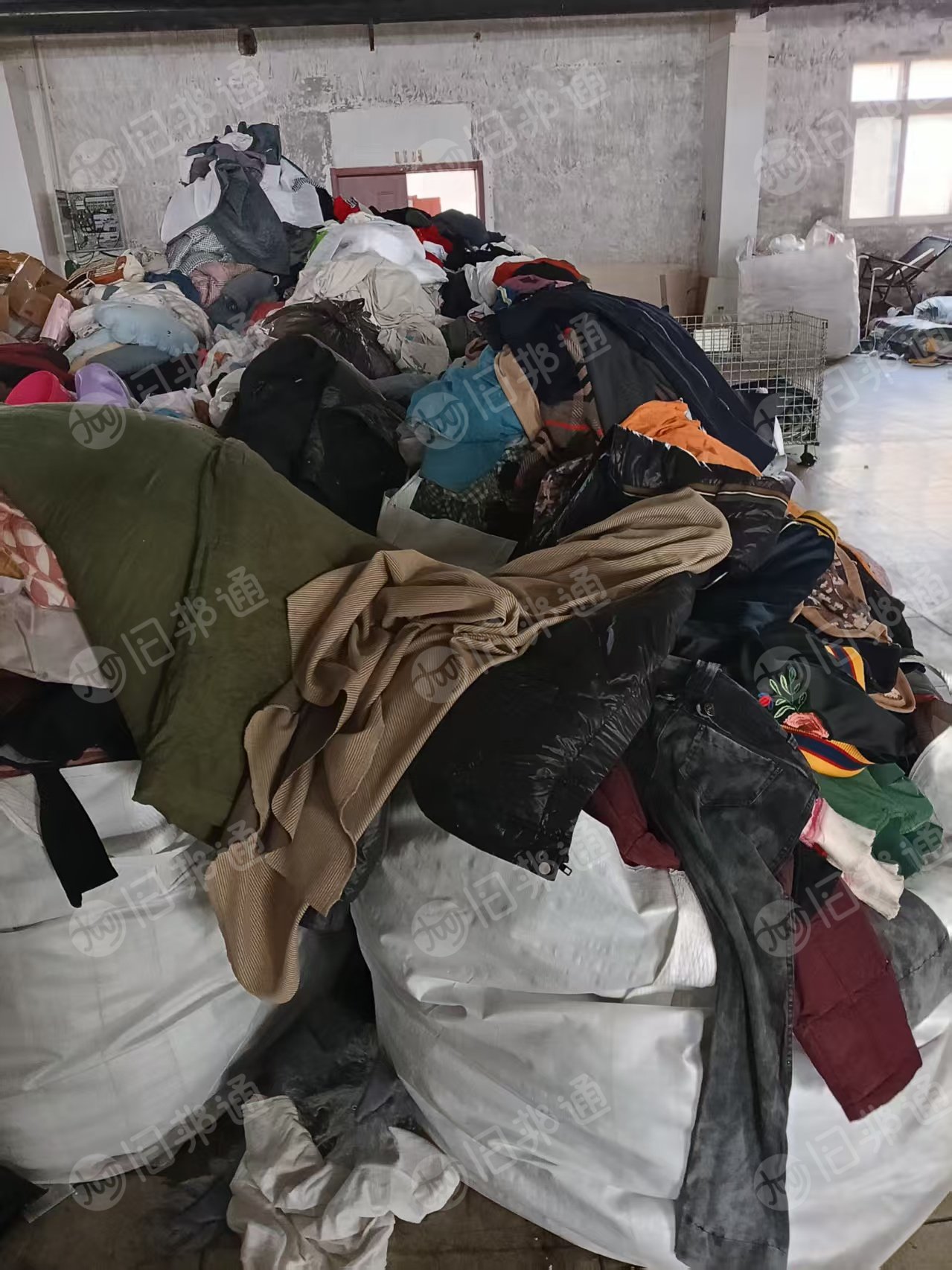 长期出售衣服统货,小区货,包鞋,床上用品,夏装占比一半,月供100吨左右,货在天津西青。