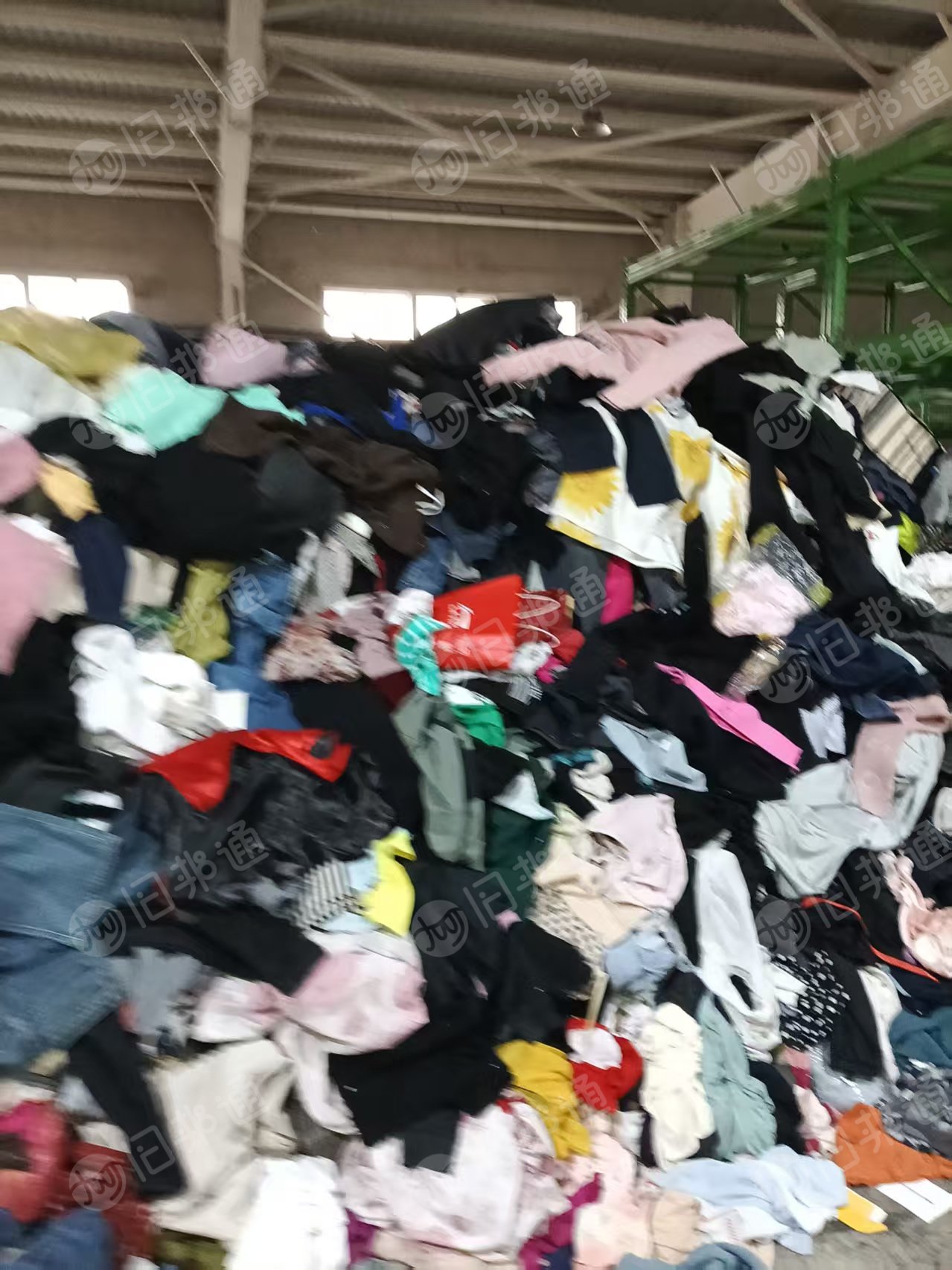 长期出售衣服统货,小区货,包鞋,床上用品,夏装占比一半,月供100吨左右,货在天津西青。