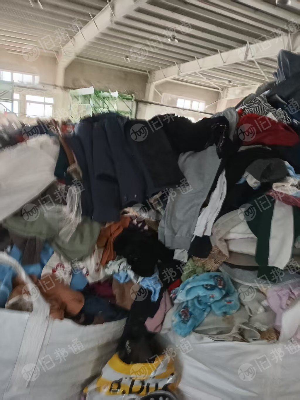 长期出售衣服统货，小区货，包鞋，床上用品，夏装占比一半，月供100吨左右，货在天津西青。