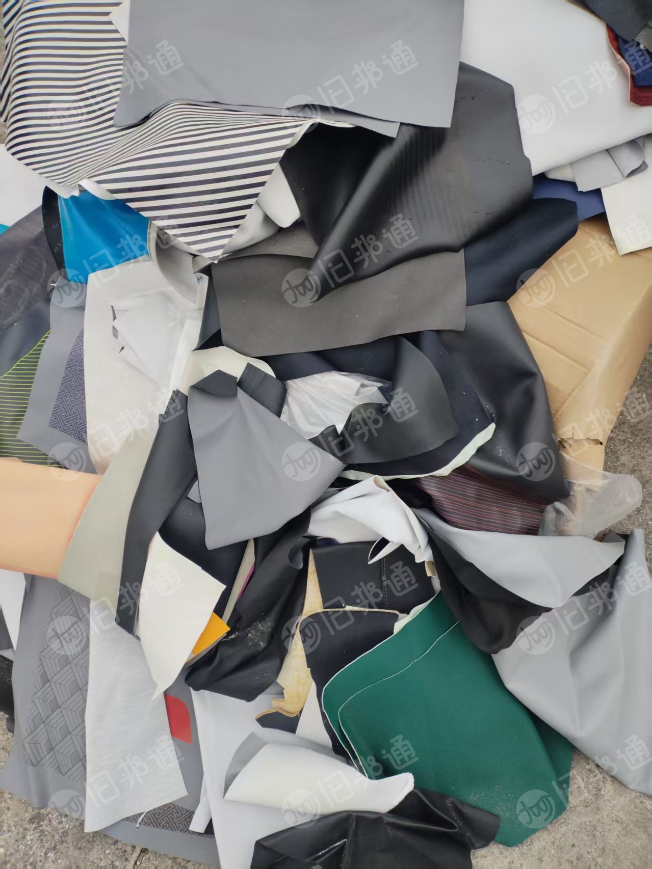 出售PVC内饰革边料，库存革料，现货10吨