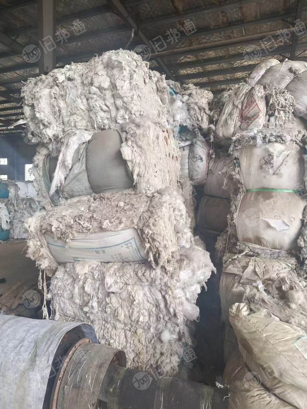 厂家倒闭现货处理一批扫地花,化纤材质的,放了时间长了,有些灰尘,现货100多吨,货在江西九江