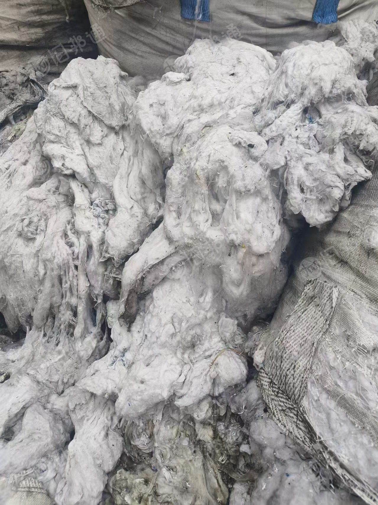 厂家倒闭现货处理一批扫地花,化纤材质的,放了时间长了,有些灰尘,现货100多吨,货在江西九江