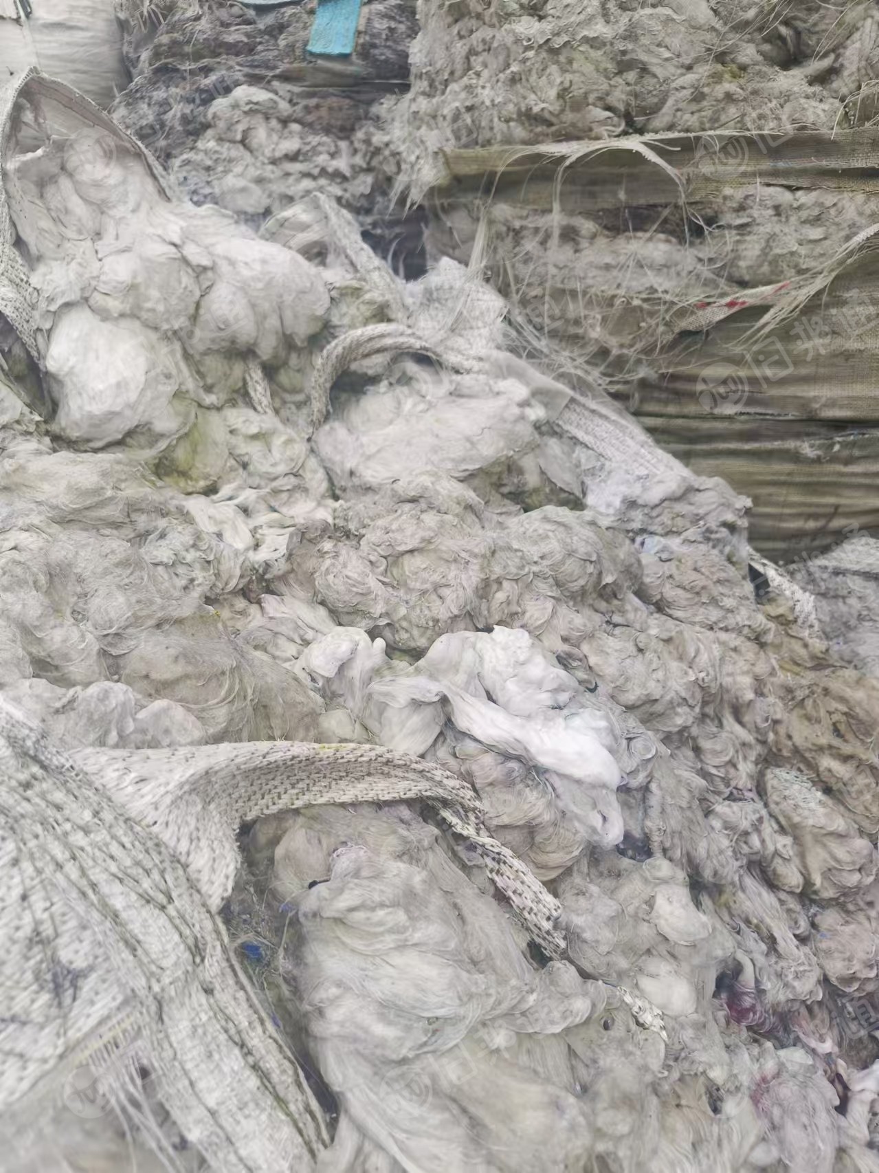 厂家倒闭现货处理一批扫地花,化纤材质的,放了时间长了,有些灰尘,现货100多吨,货在江西九江