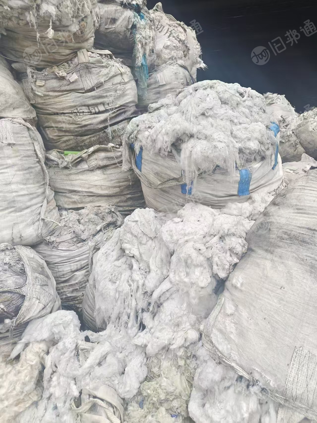 厂家倒闭现货处理一批扫地花，化纤材质的，放了时间长了，有些灰尘，现货100多吨，货在江西九江