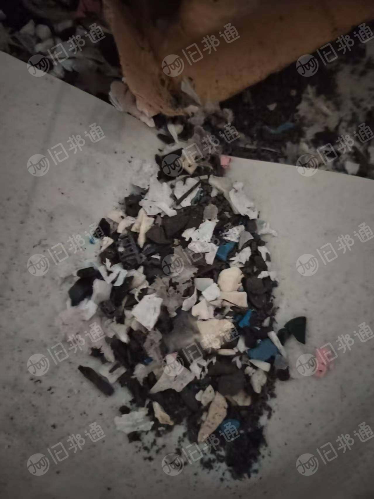 出售大块胶头料18吨，碎料15吨，厂里生产下来的料