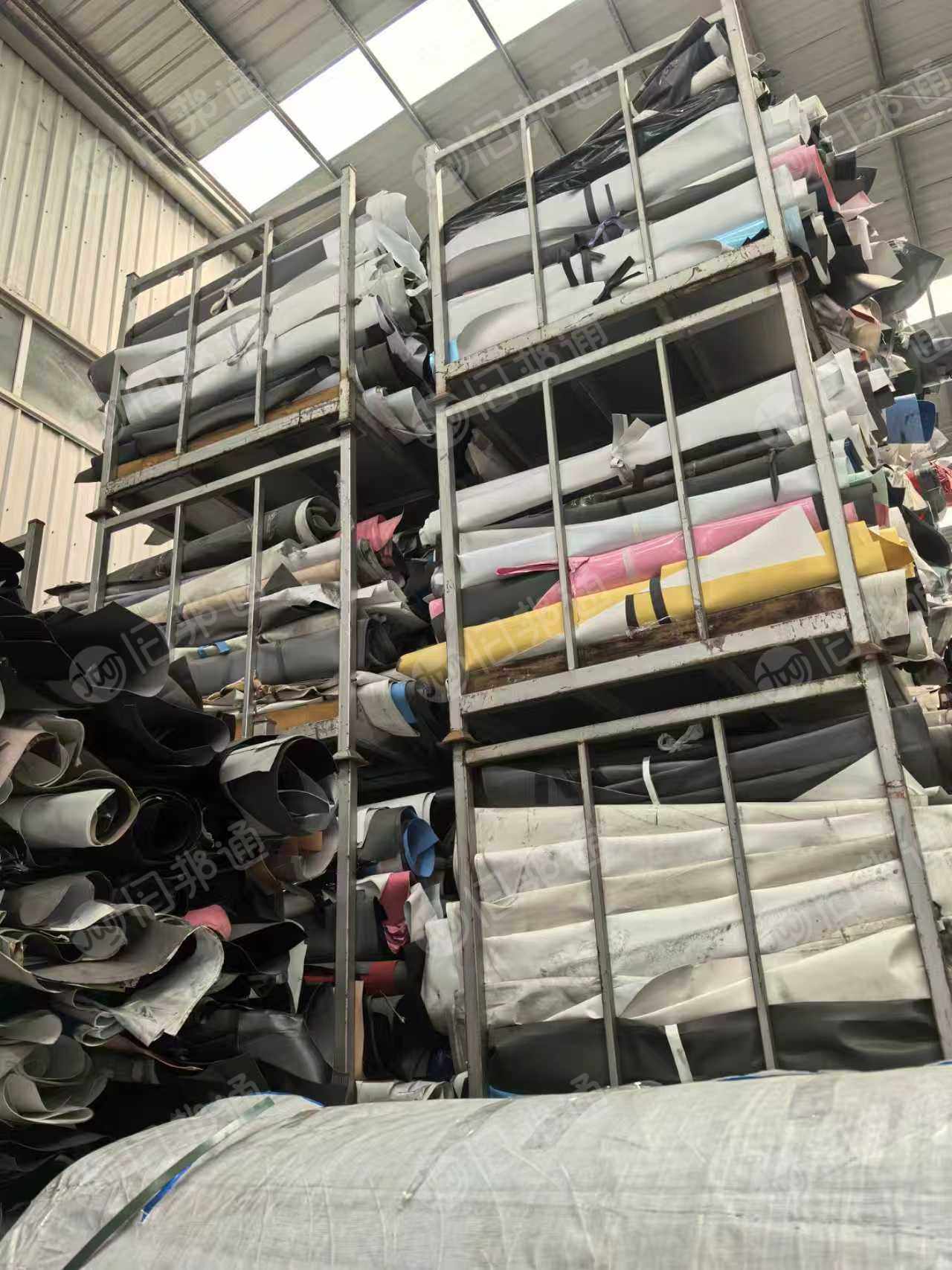 出售太空革超纤革，边角料和边条皮，皮革厂生产下来的货，长期有货，现货十几吨