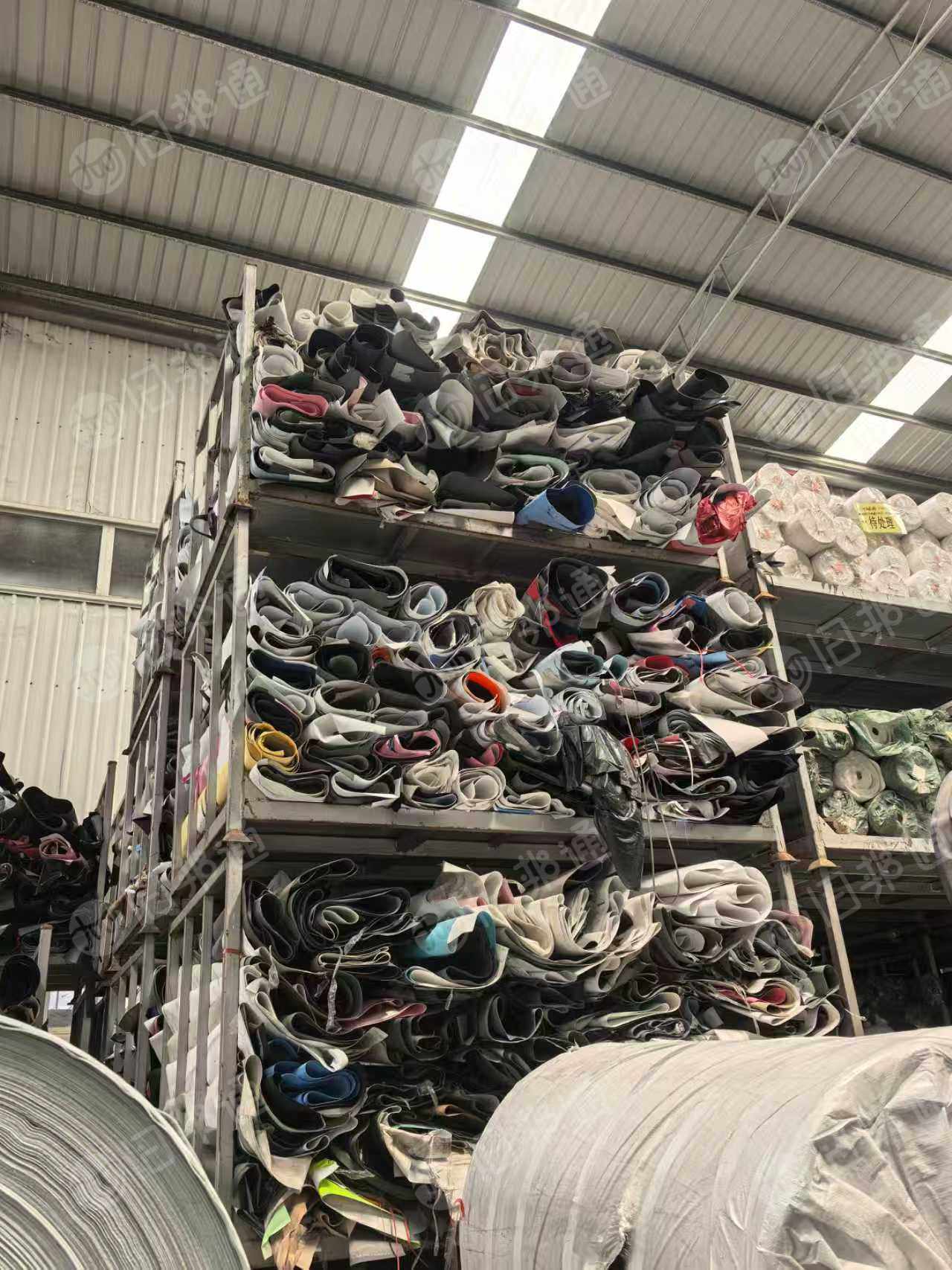 出售太空革超纤革，边角料和边条皮，皮革厂生产下来的货，长期有货，现货十几吨