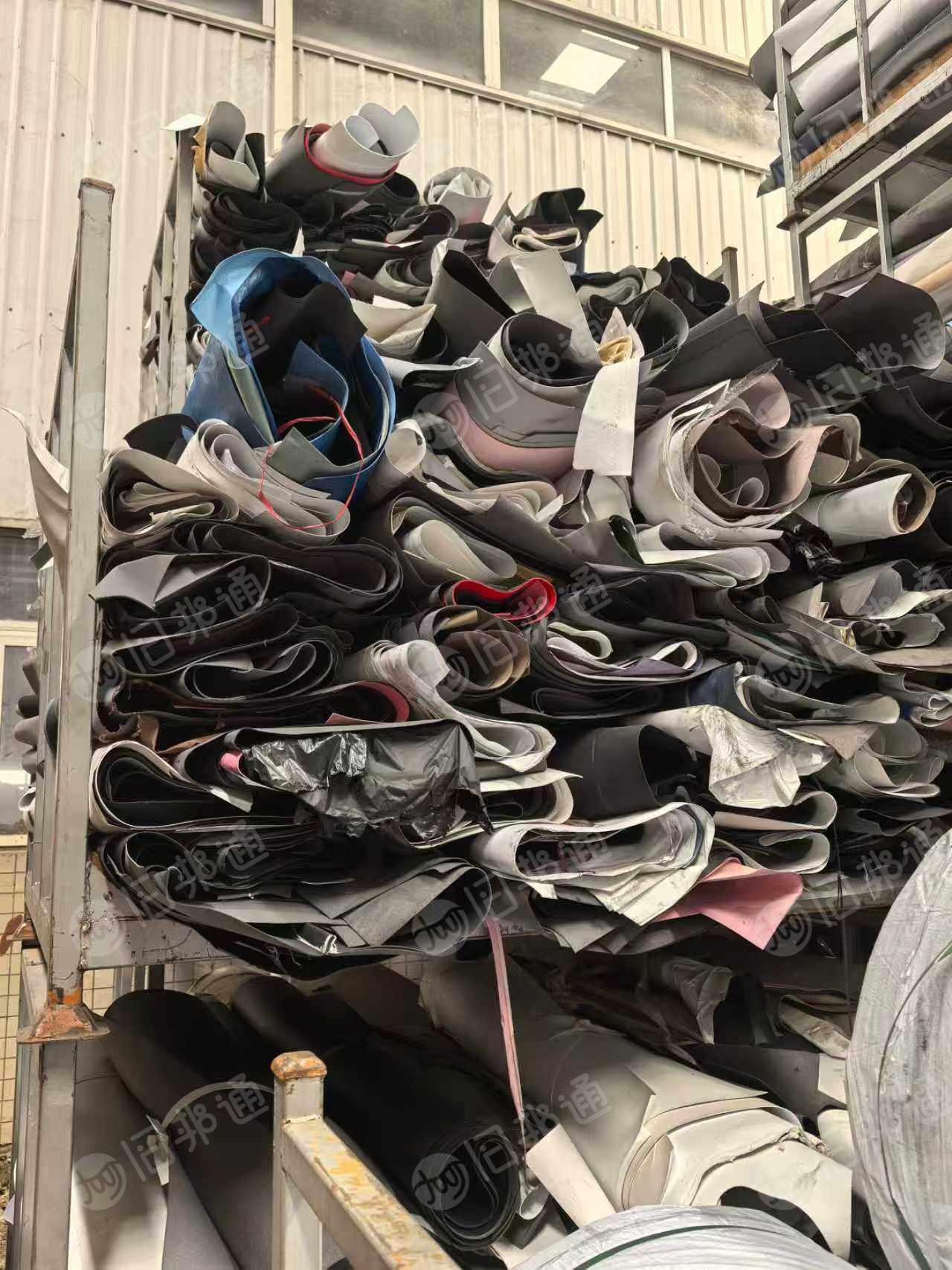 出售太空革超纤革，边角料和边条皮，皮革厂生产下来的货，长期有货，现货十几吨