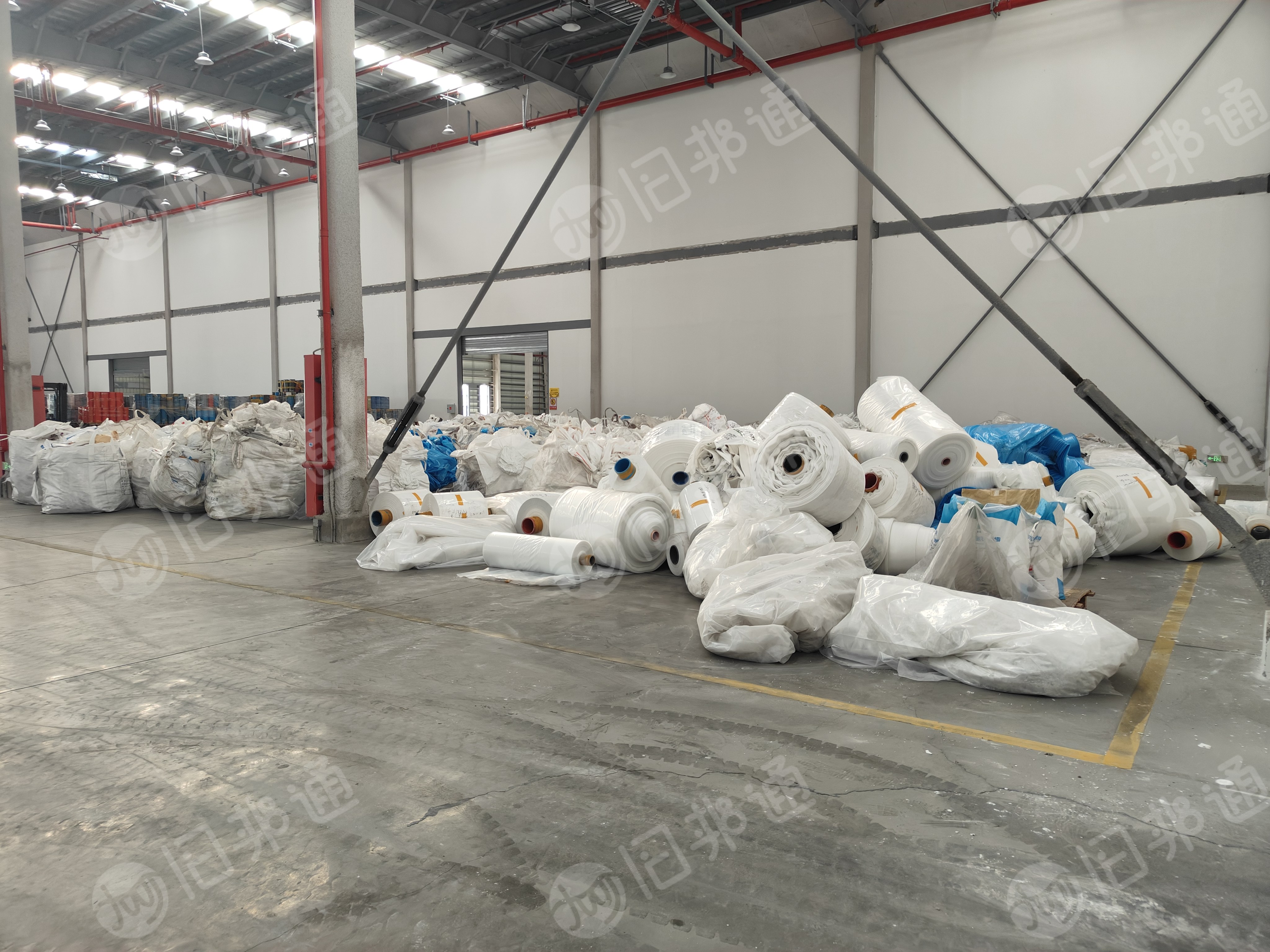 长期出售新的干造乳白袋卷料，现货30吨左右