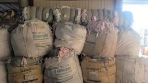 出售卫生巾边角料，PP复合无纺布，无纺布边角料，有红色跟白色，现货有20吨，货在山东临沂