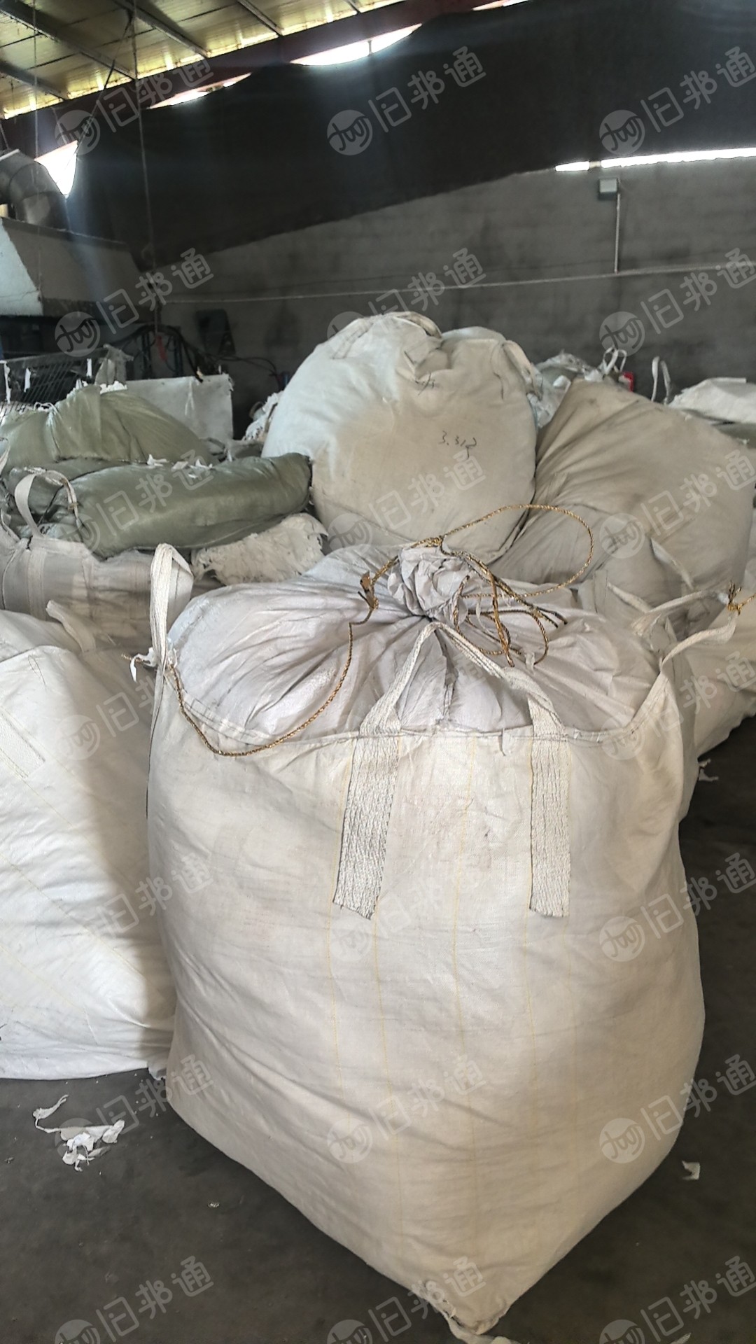 出售卫生巾边角料,PP复合无纺布,无纺布边角料,有红色跟白色,现货有20吨,货在山东临沂