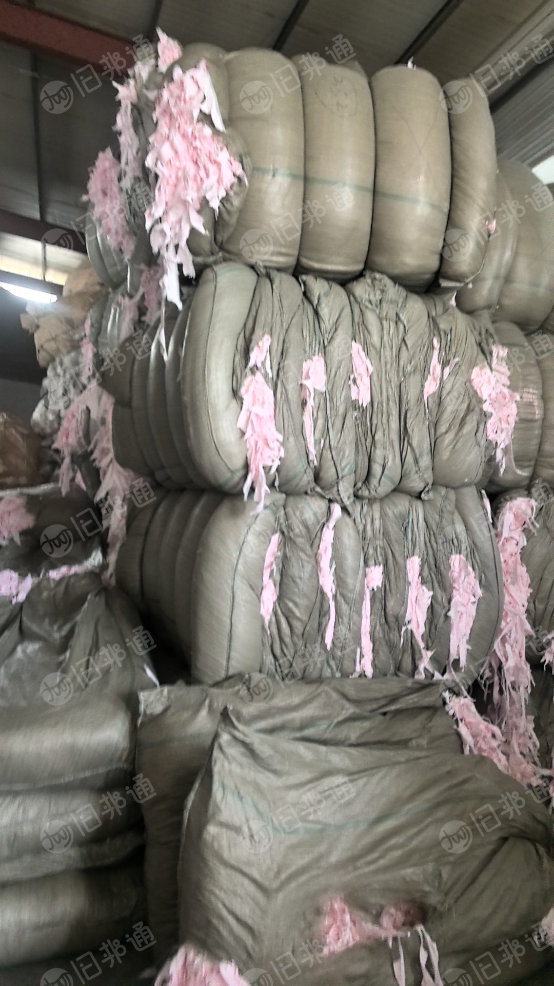 出售卫生巾边角料，PP复合无纺布，无纺布边角料，有红色跟白色，现货有20吨，货在山东临沂