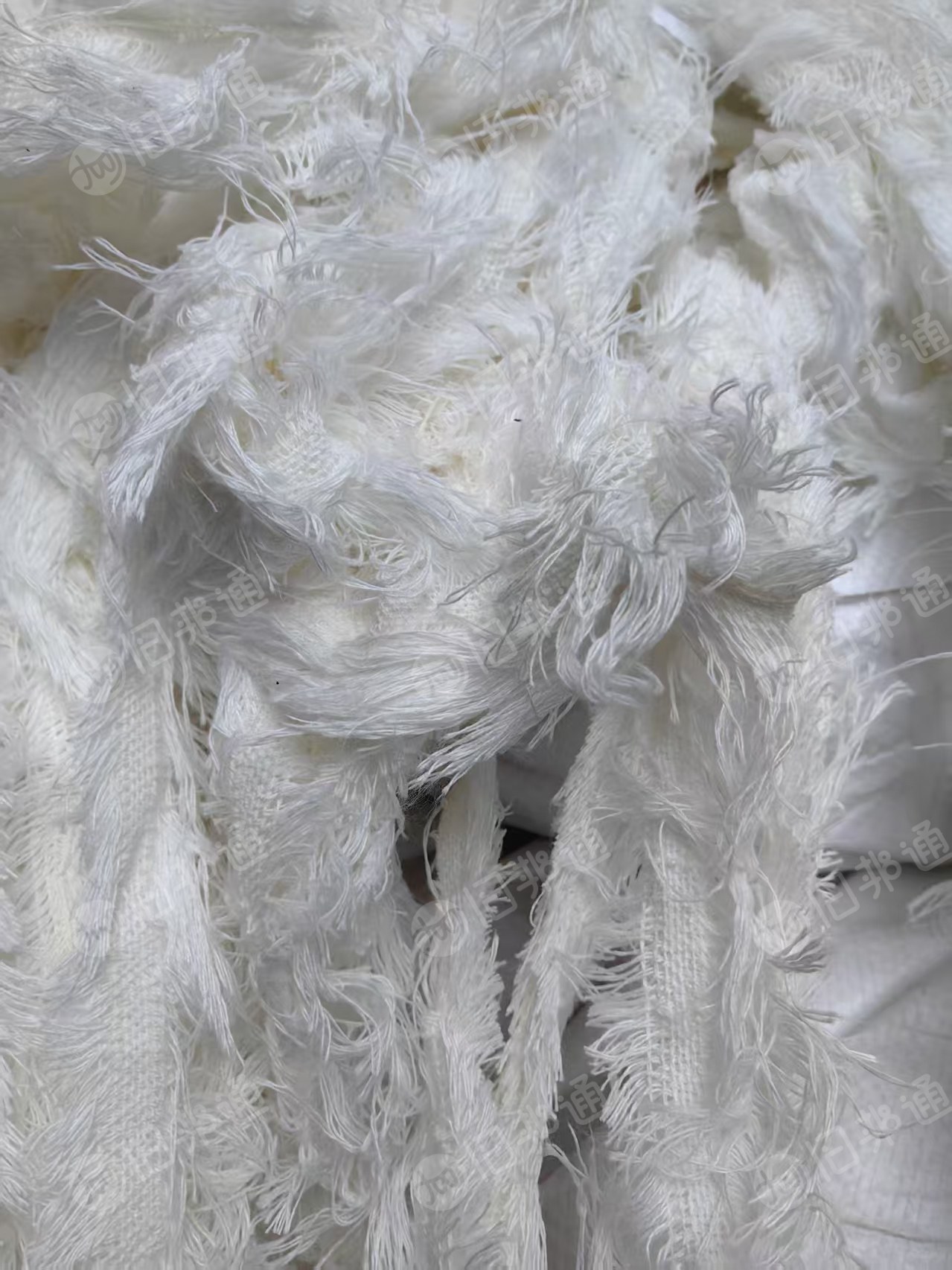 长期大量回收白色涤纶废丝，涤棉废纱，布边纱等，开花纺纱用，月需几百吨，厂在浙江温州