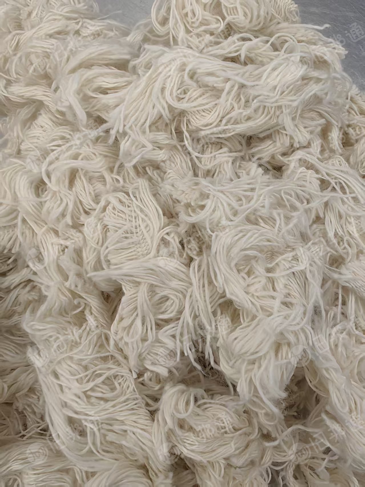 长期大量回收白色涤纶废丝，涤棉废纱，布边纱等，开花纺纱用，月需几百吨，厂在浙江温州