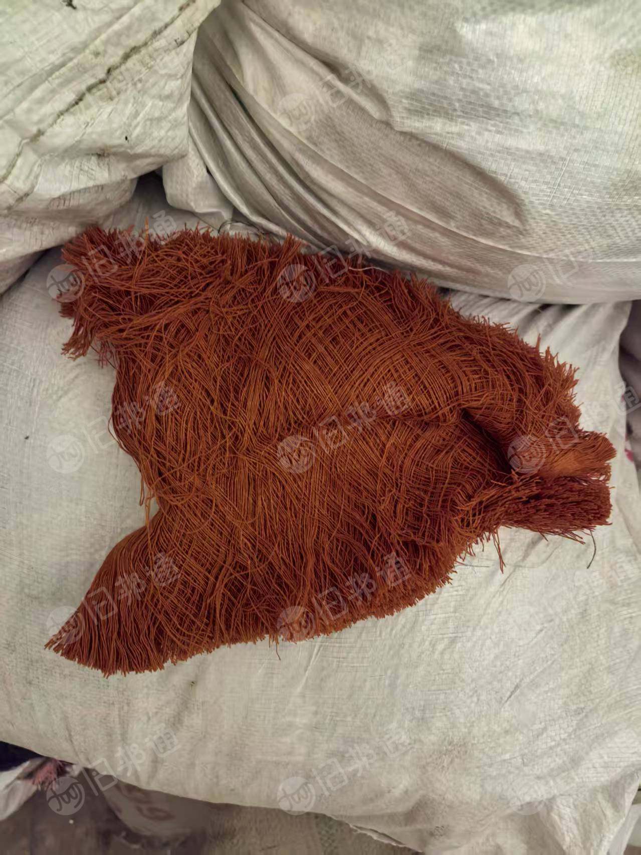 长期出售环锭纺纯棉刀口纱,纯棉废纱,杂纱,克褪色,现货有9.6米车两车,货在江苏南通