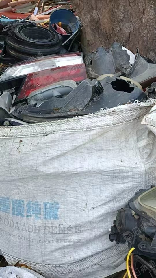 出售废旧汽车大灯