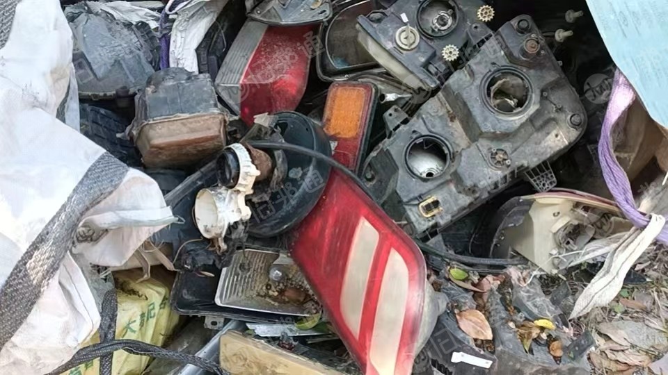 出售废旧汽车大灯