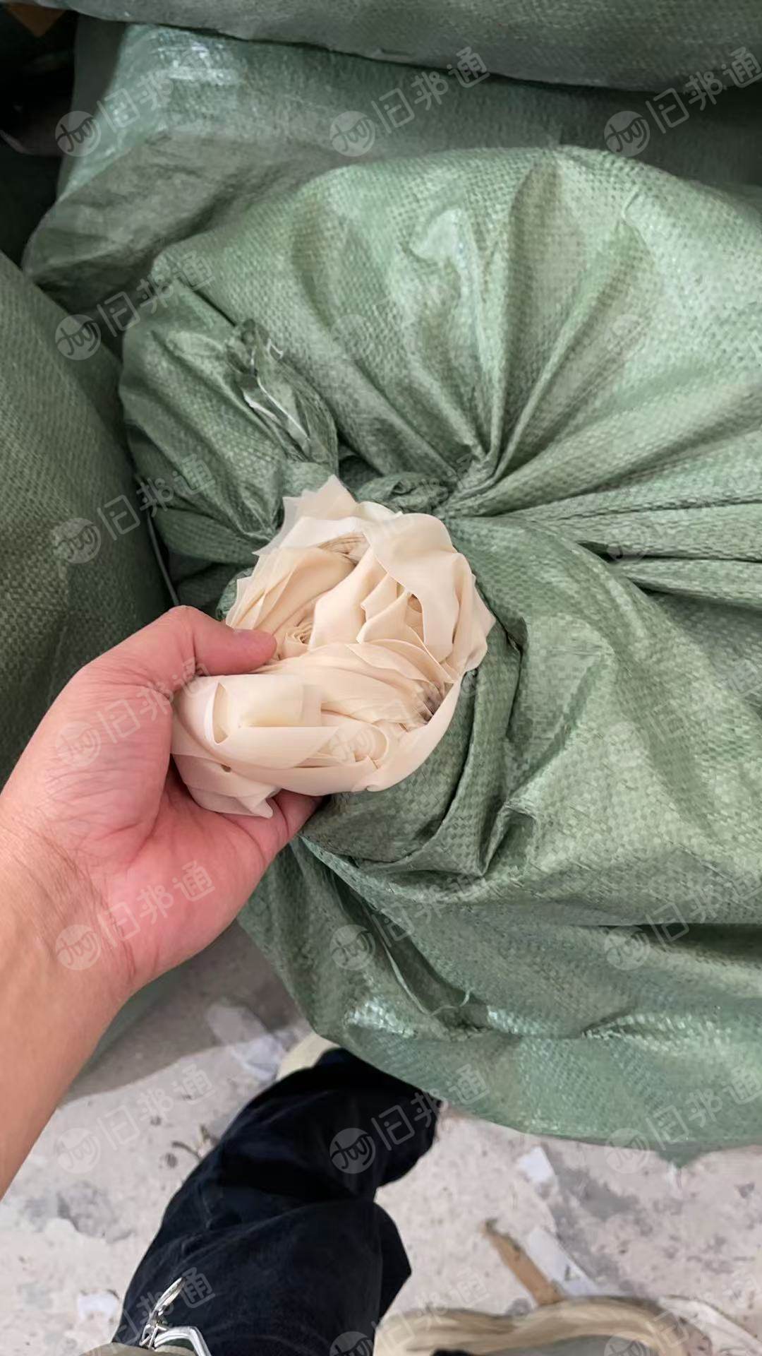 长期出售服装厂下来的杂色锦纶边角料，下脚料，8020，7030，统货出，月供100吨，货在广东汕头。