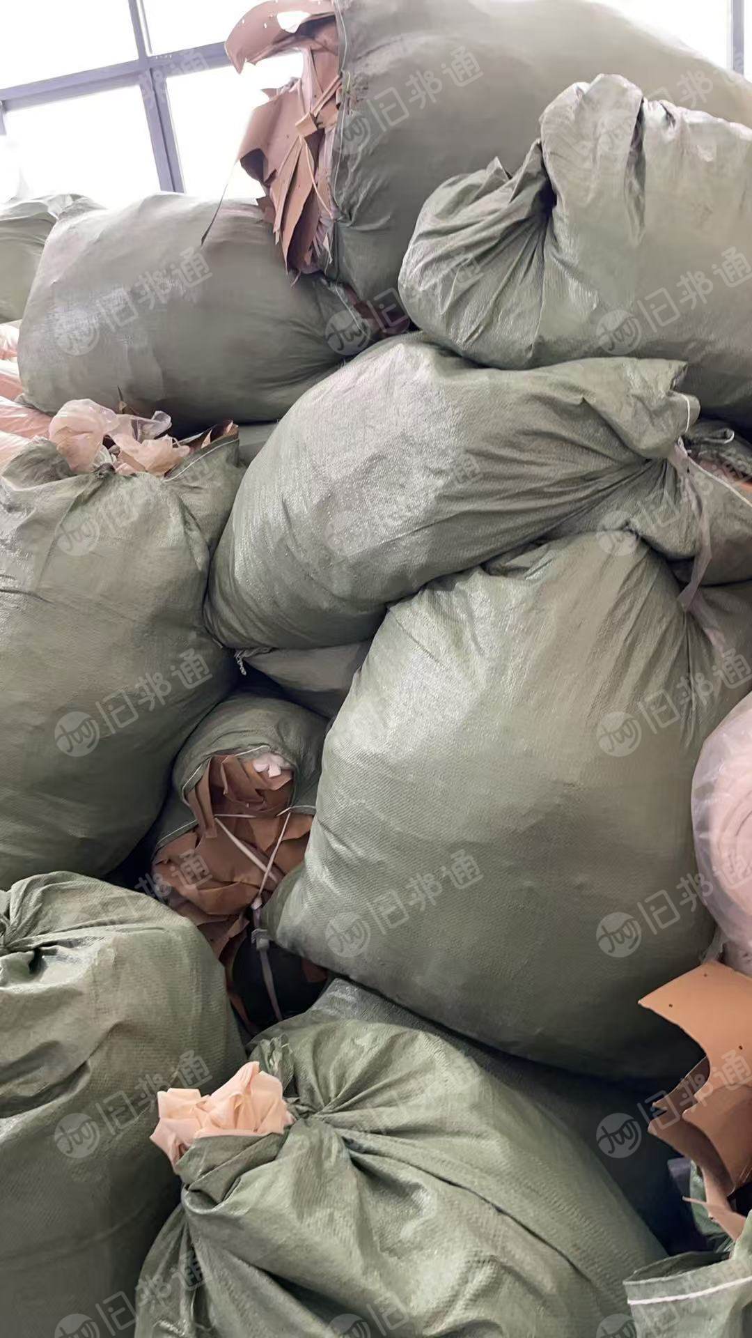 长期出售服装厂下来的杂色锦纶边角料，下脚料，8020，7030，统货出，月供100吨，货在广东汕头。