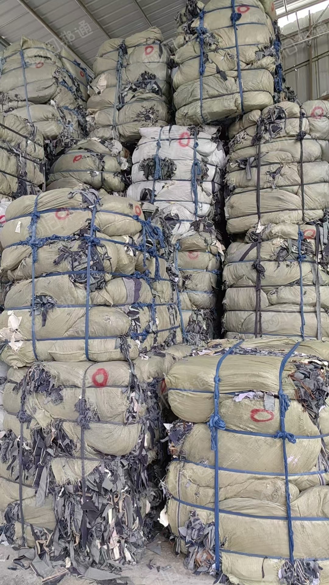 长期大量出售蓝色牛仔布，废布，纯棉，95棉，85棉，黑色梭织牛仔布，涤棉60~70%棉