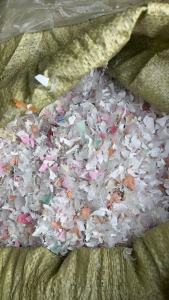 出PE化妆品软管破碎料，干净无杂，现货够装一挂车