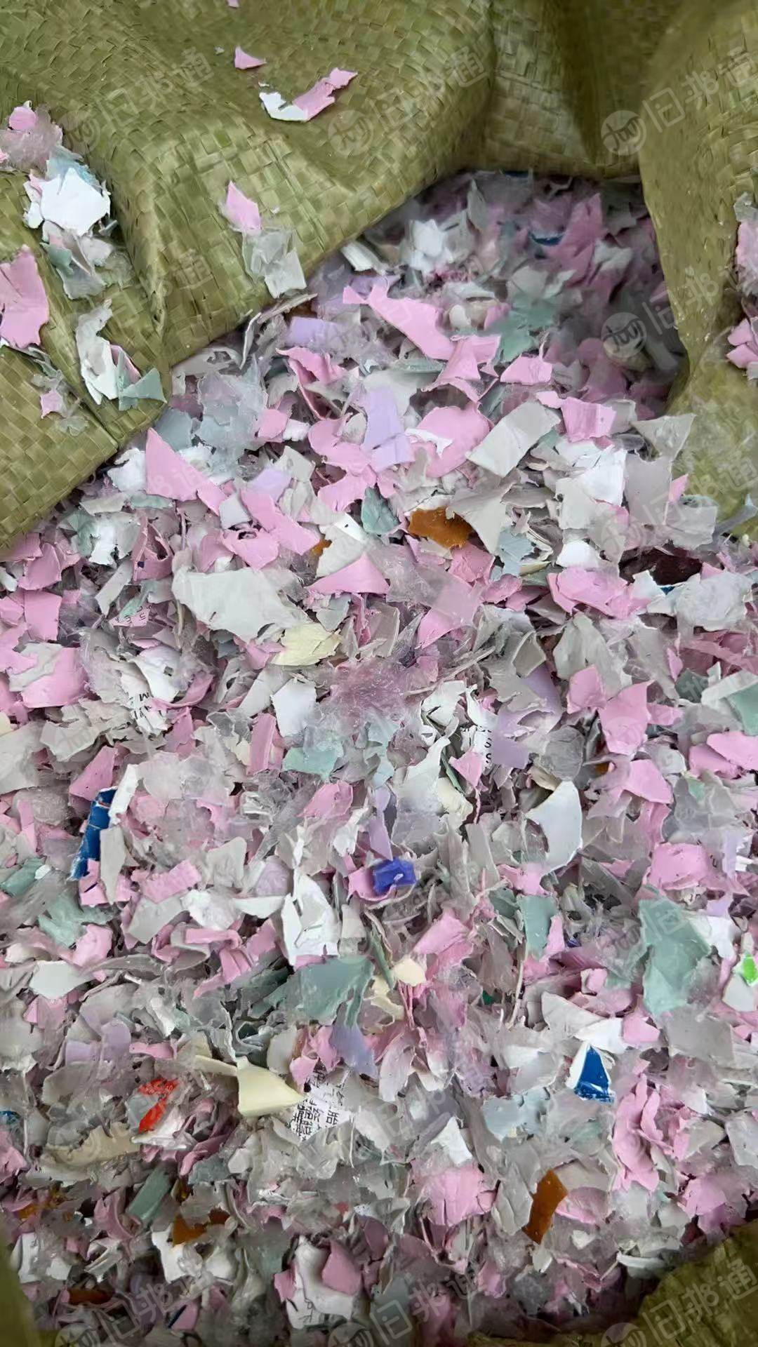 出PE化妆品软管破碎料，干净无杂，现货够装一挂车