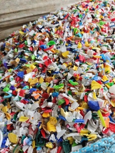 出售pe瓶盖破碎料，现货三十吨