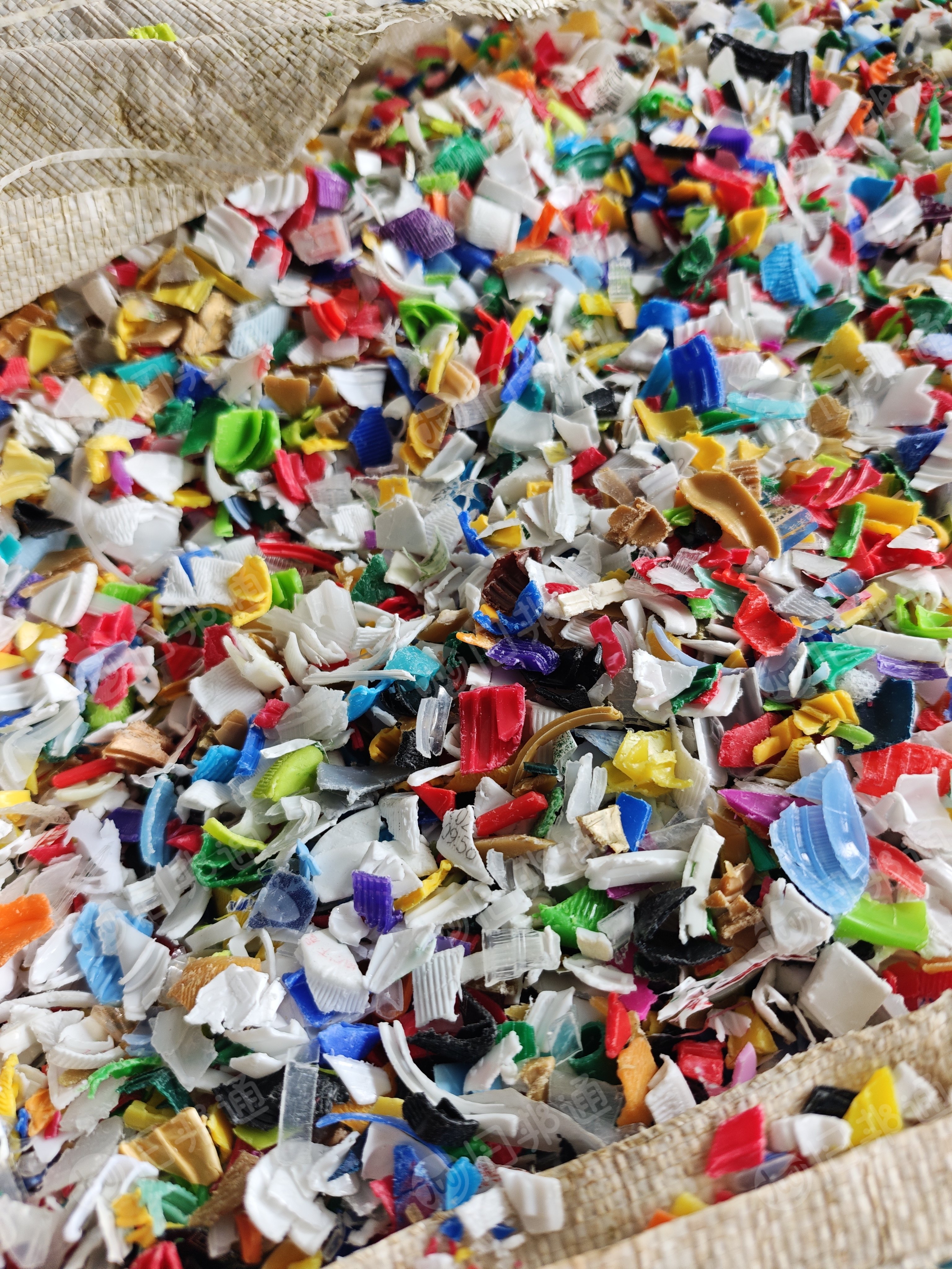 出售pe瓶盖破碎料，现货三十吨