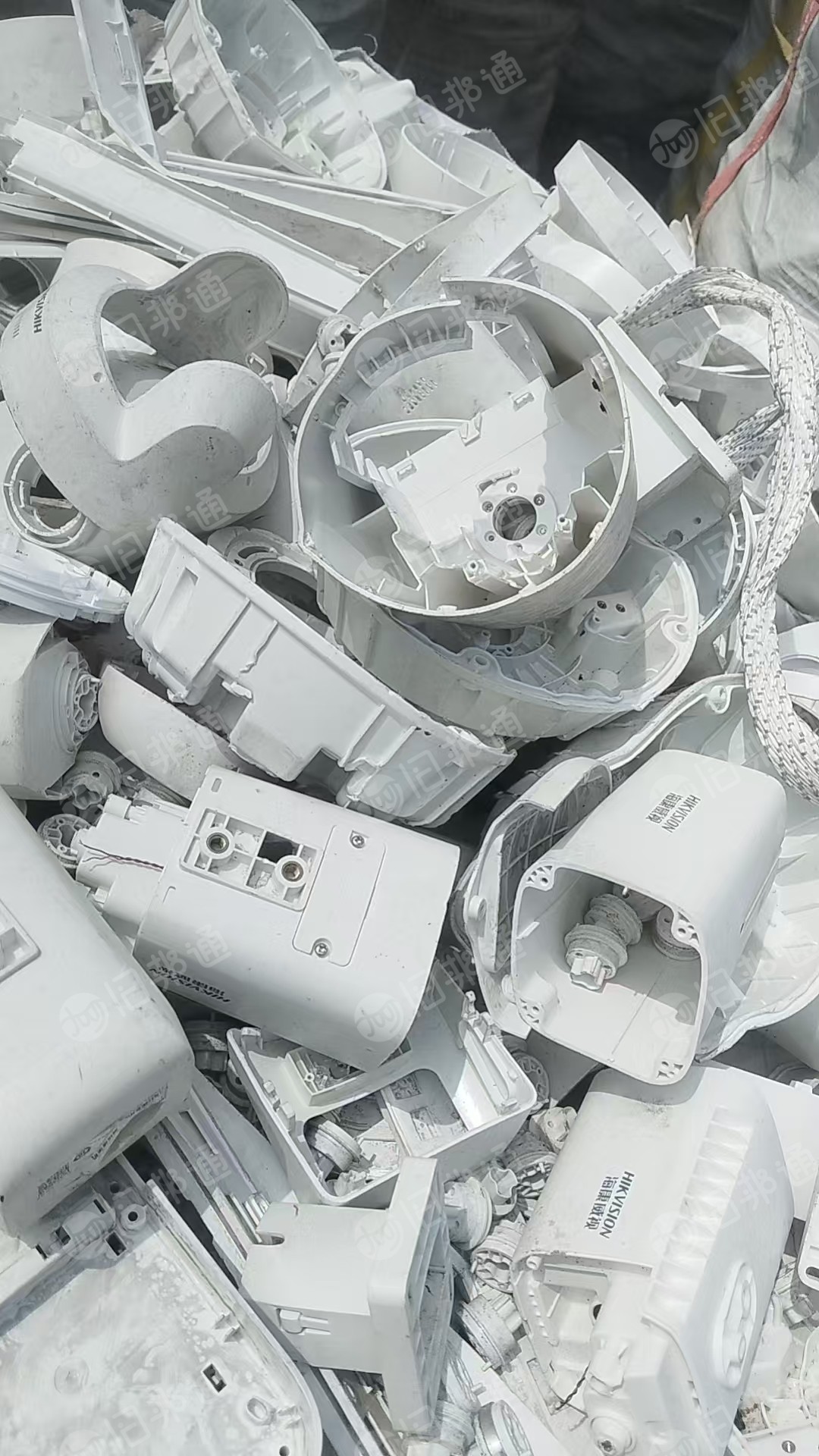 出售增强PC和合金摄像头毛料，海康厂下来的，每个月有几十吨