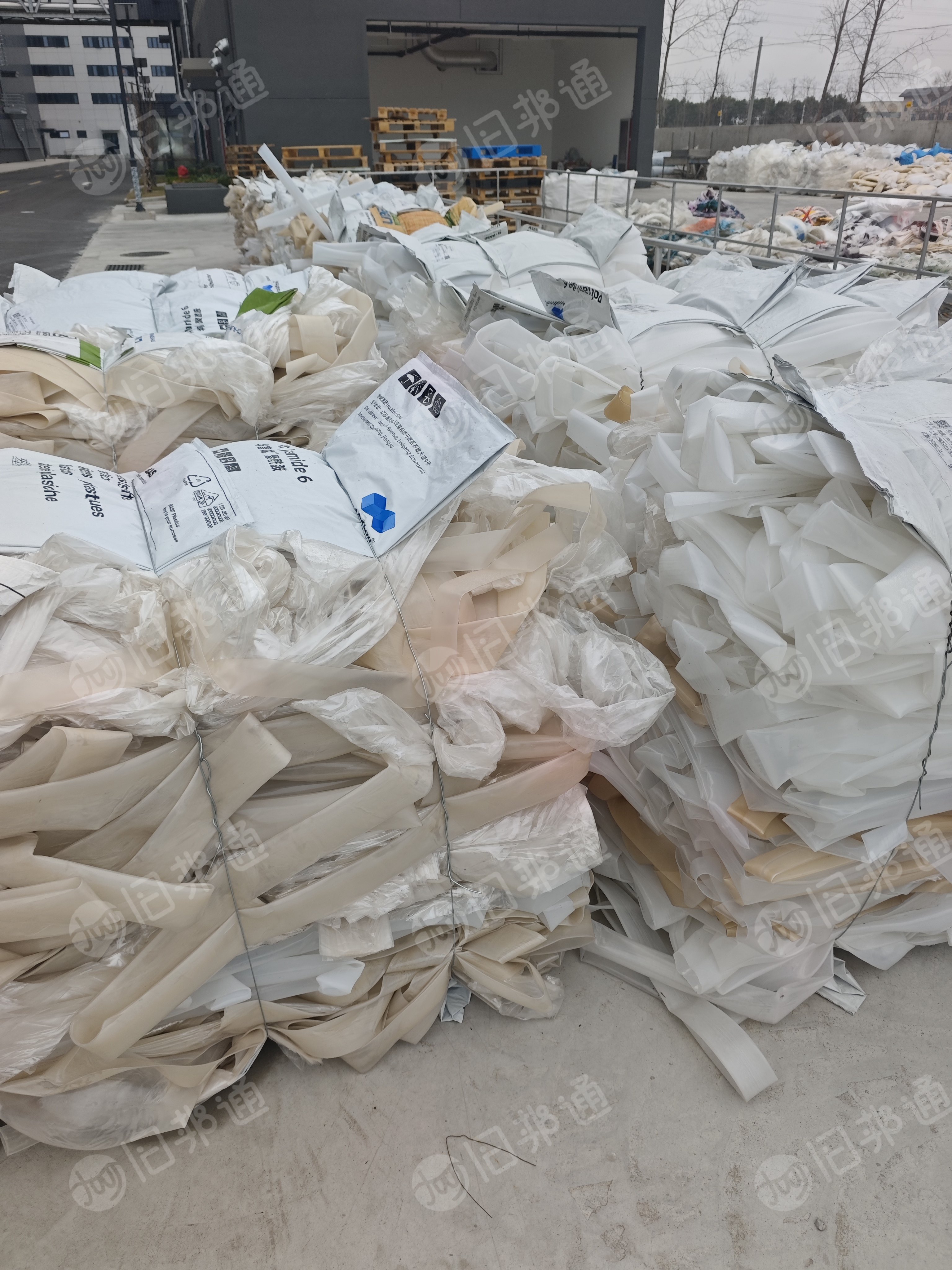 长期出售尼龙复合膜,PE/PA，现货五六十吨，从工厂收来的边角料和废料
