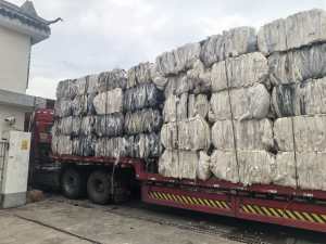 长期出售涤纶磨毛料，毛毛料，摇粒绒剪下来的，白色黑色分开的，每个月有90吨左右，货在江苏宿迁