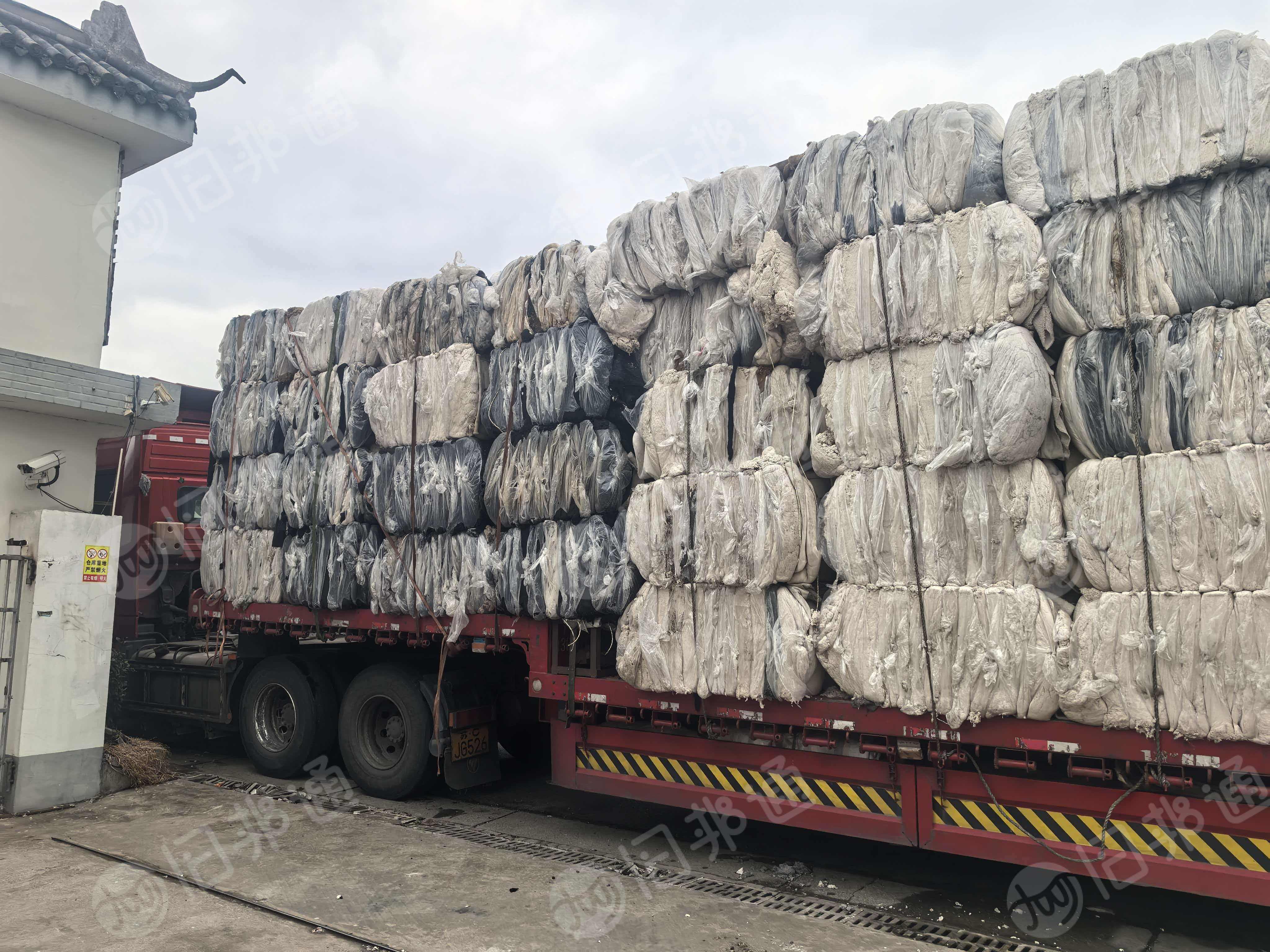 长期出售涤纶磨毛料，毛毛料，摇粒绒剪下来的，白色黑色分开的，每个月有90吨左右，货在江苏宿迁