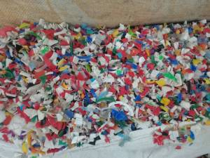 出售HDPE瓶盖破碎料，拉丝做遮阳网用，现货70吨